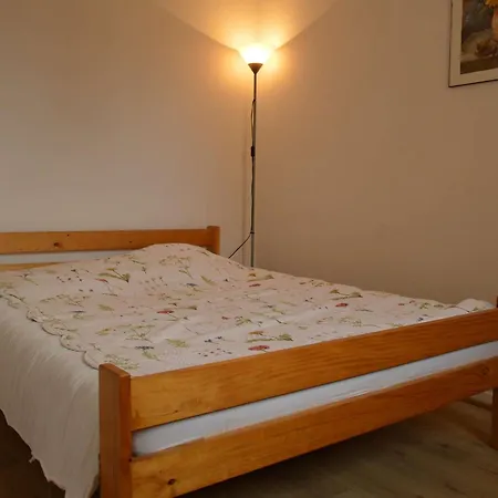 2 Pieces Avec Piscine, Proche Et Commerces - - Fr-1-225-296 *